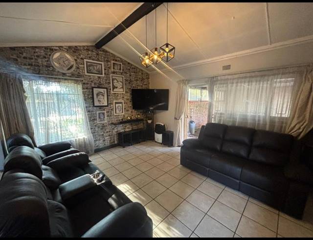 3 BEDROOM HOUSE FOR SALE IN VANDERBIJLPARK CE 2